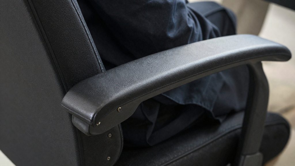 Do armrests matter for petite users?