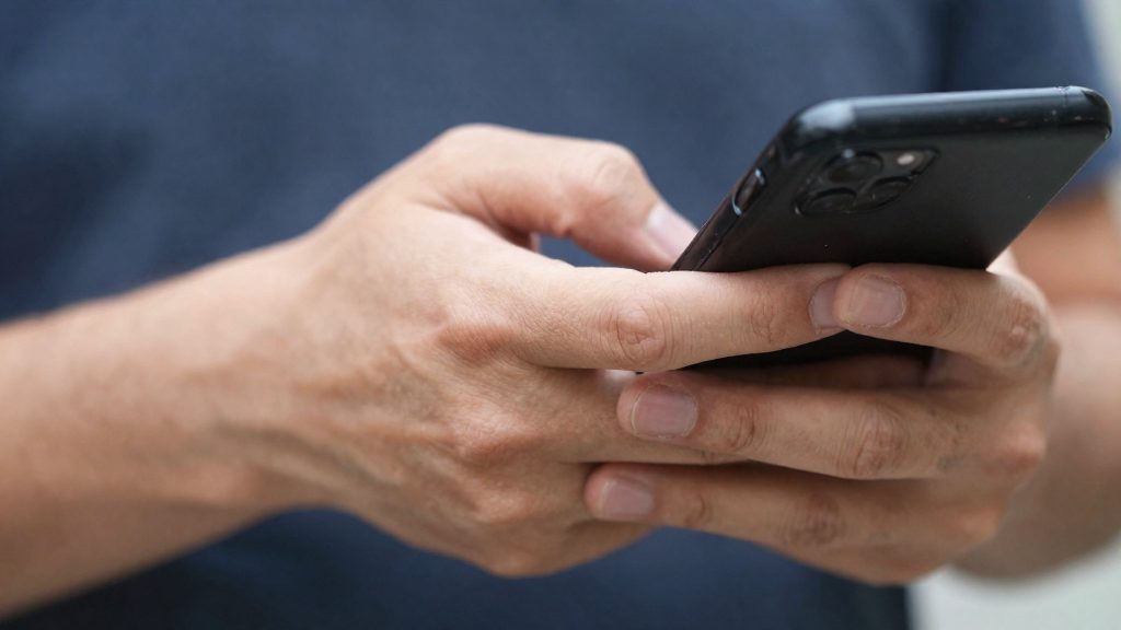 A que altura segurar o celular?